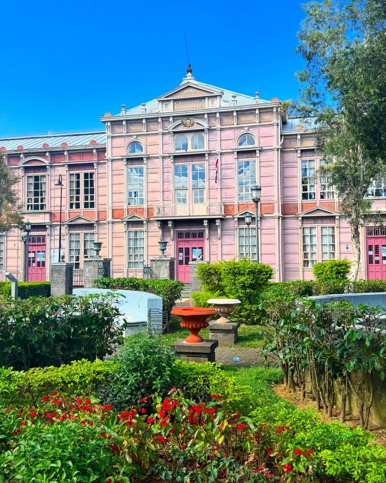 Escuelas Graduadas gardens