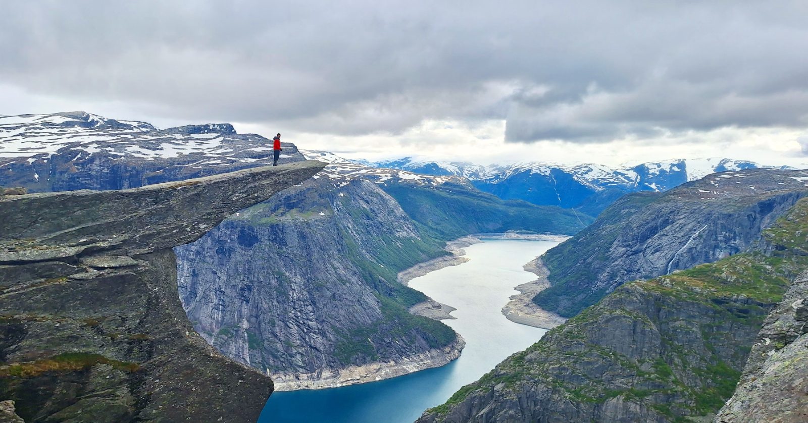 High above Ringedalsvatnet on the rungs