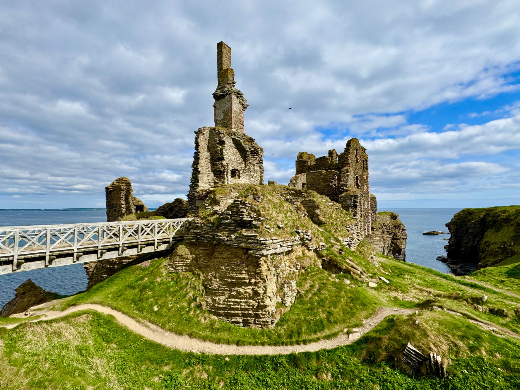 Castle Sinclair Girnigoe on the cliff edge